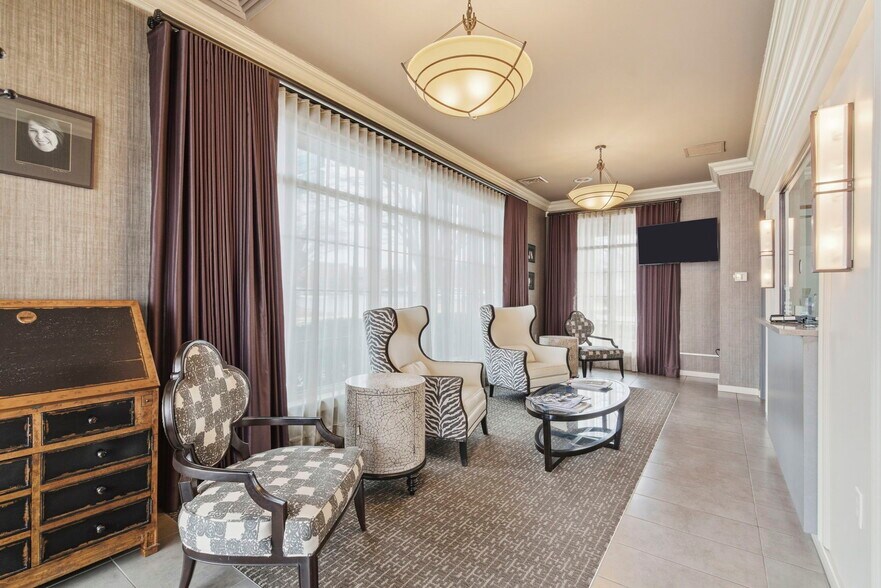 More Photos Of 2104 Chesterfield Blvd, Springfield Office For Sale