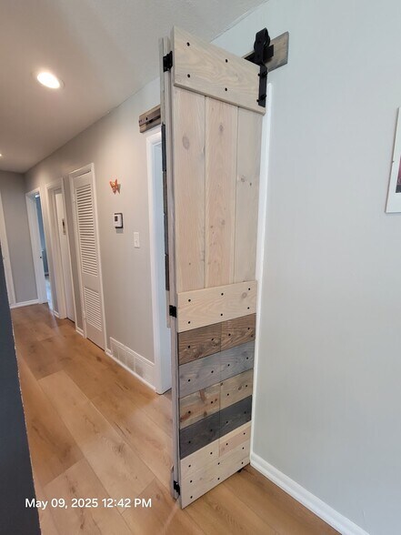 More Photos Of 1913 Hemlock Dr, Haltom City Office For Sale