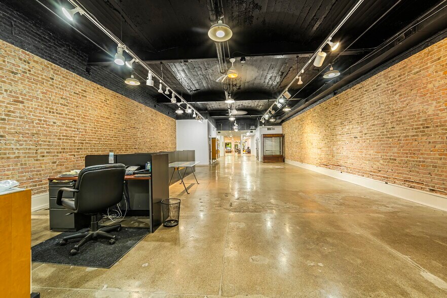 More Photos Of 818 North Blvd, Oak Park General Retail For Sale