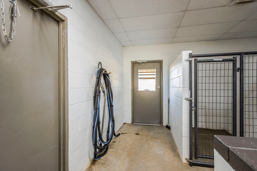 More Photos Of 39812 Hazel Dell Rd, Shawnee Veterinarian Kennel For Sale