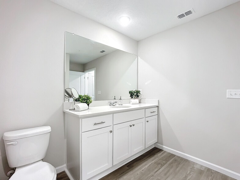 More Photos Of 6421 Breezy Oaks Way, Jacksonville Apartments For Sale