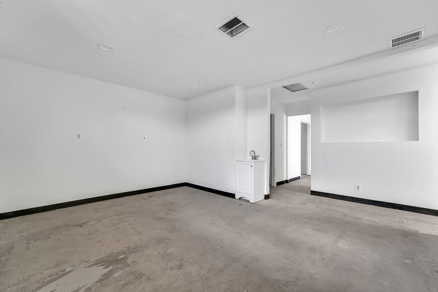 More Photos Of 113 W Pillsbury St, Lancaster Flex For Sale