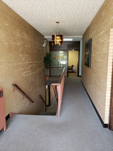 More Photos Of 570 E Northwest Hwy, Des Plaines Office For Sale