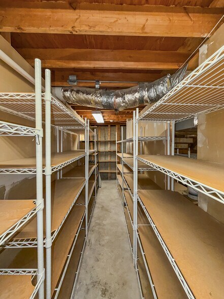 More Photos Of 42 E High St, East Hampton Storefront Retail Office For Lease