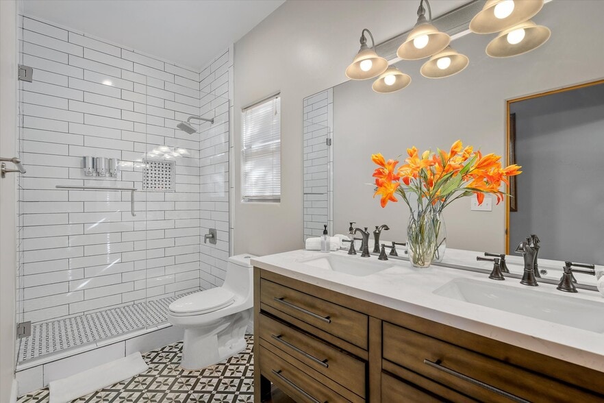 More Photos Of 10 Rojo Dr, Sedona Hotel For Sale