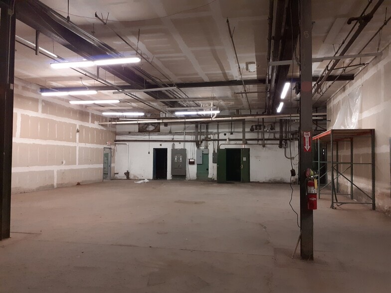 More Photos Of 20 Industrial Pl, Middletown Manufacturing For Lease
