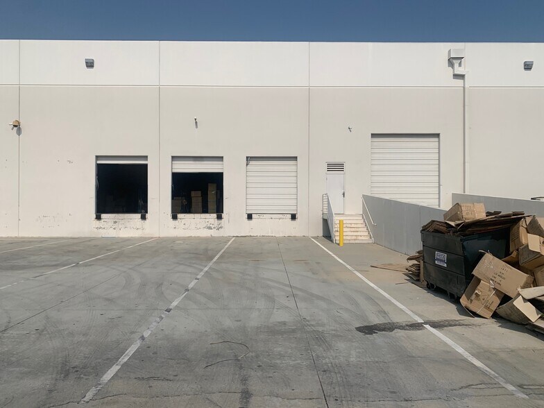 More Photos Of 5866 Smithway St, Commerce Warehouse For Lease