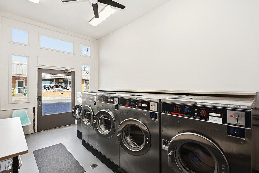 More Photos Of 501 Deschutes Ave, Maupin Freestanding For Sale