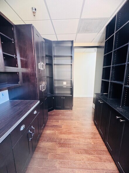 More Photos Of 21731 Ventura Blvd, Woodland Hills Medical For Lease