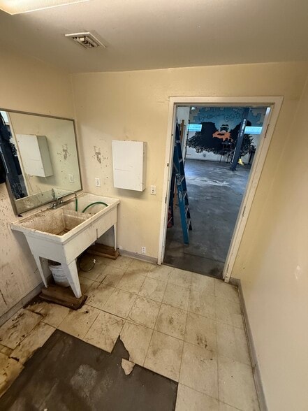 More Photos Of 5410 E Commerce Ave, Flagstaff Warehouse For Lease