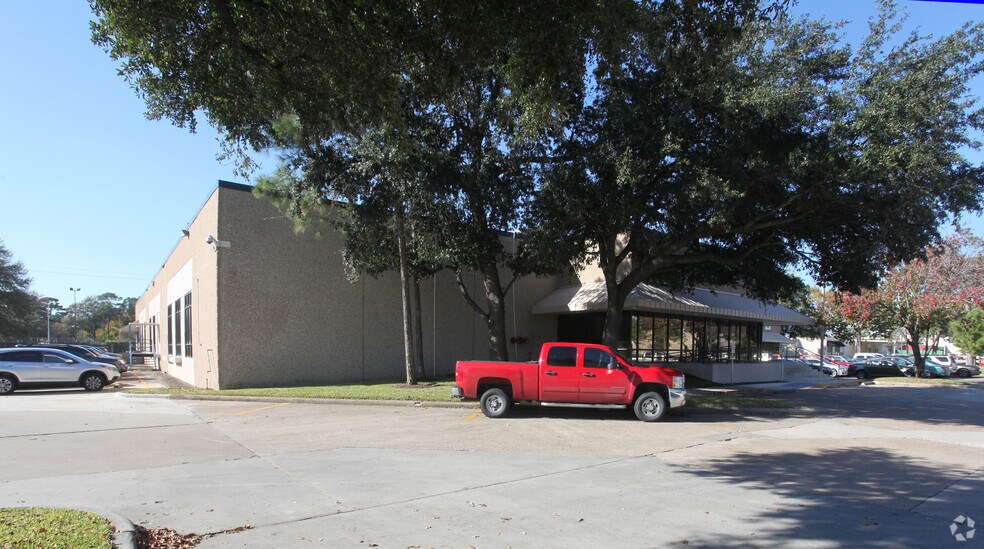 More Photos Of 601-625 W 38th St, Houston Light Distribution For Lease
