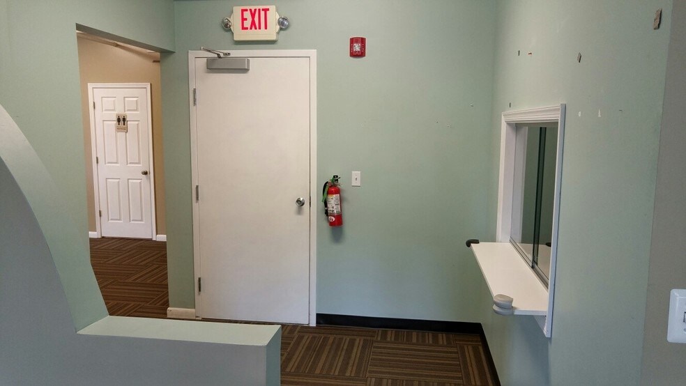 More Photos Of 20 Mayo Rd, Edgewater Storefront Retail Office For Lease