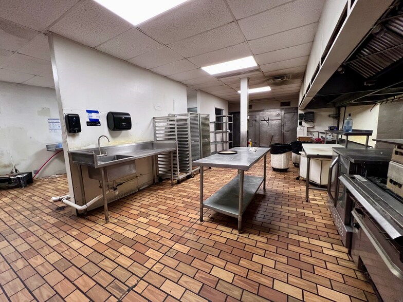 More Photos Of 2601 E 13th St, Ames Hotel For Lease