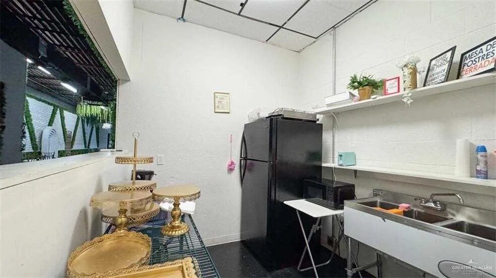 More Photos Of 2722 N Conway Ave, Mission Storefront Retail Office For Lease