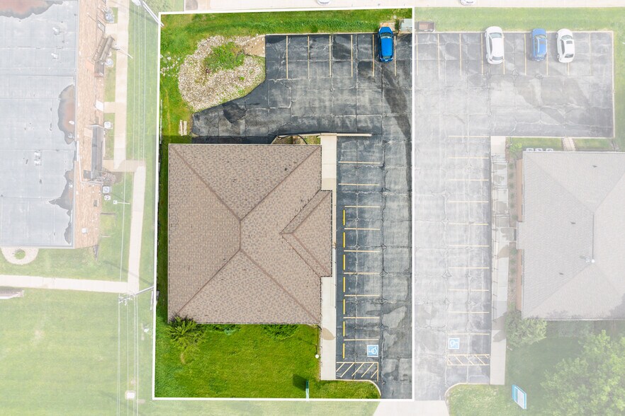 More Photos Of 305 E San Marnan Dr, Waterloo Medical For Sale