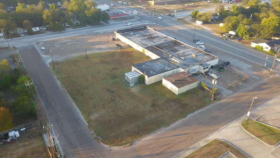 More Photos Of 1302 E Crestwood Dr, Victoria Industrial For Sale