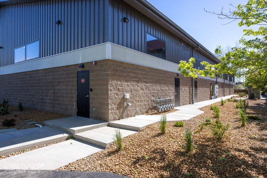 More Photos Of 2754 SW 6th St, Redmond Warehouse For Lease