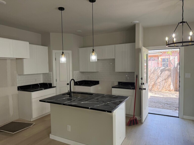 More Photos Of 525 Dakota St, San Antonio Multifamily For Sale