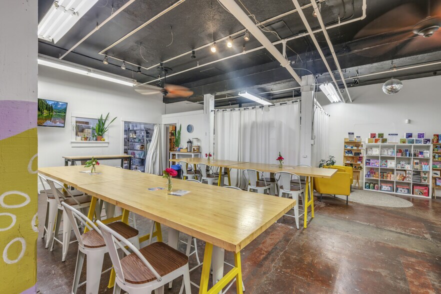 More Photos Of 3516 Fremont Pl N, Seattle General Retail For Lease