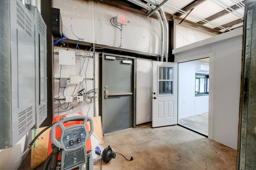 More Photos Of 1301 & 1307 Main St, Blanco Light Distribution For Sale