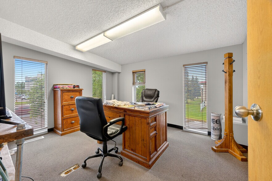 More Photos Of 5402 44 St, Lloydminster Freestanding For Sale