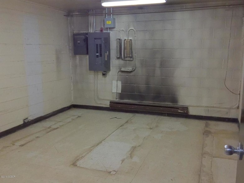 More Photos Of 172 N 2nd St, Granby Warehouse For Sale