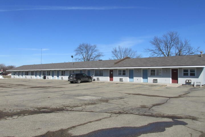 Primary Photo Of 2102 E Main St, Albert Lea Hotel For Sale