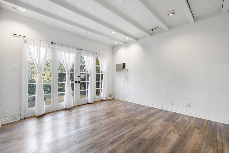 More Photos Of 3206-3210 De Witt Dr, Los Angeles Loft Creative Space For Lease