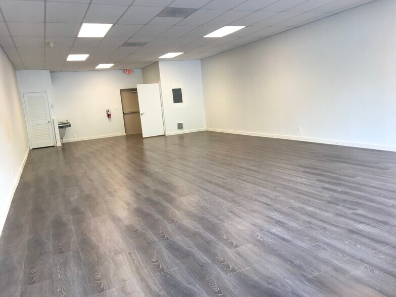 Primary Photo Of 8455-8471 W Oakland Park Blvd, Sunrise Office For Lease