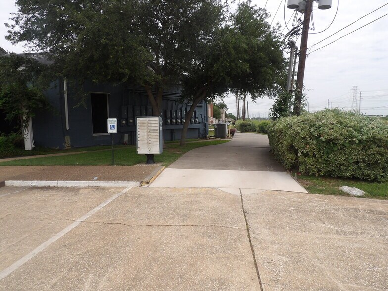 More Photos Of 17300 Saturn Ln, Houston Medical For Lease