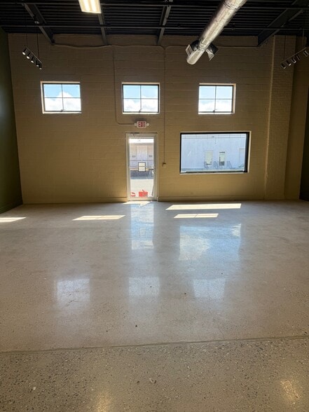 More Photos Of 635 New Park Ave, West Hartford Warehouse For Lease