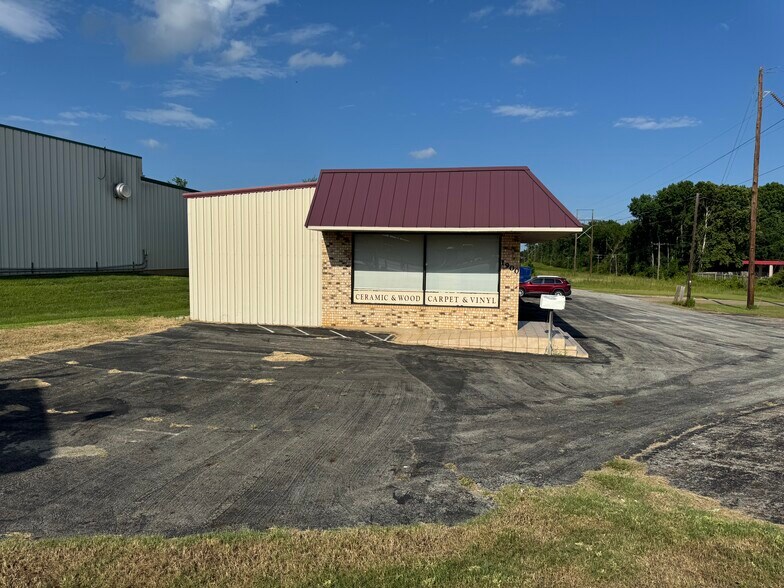 More Photos Of 1900 Crockett Rd, Palestine Storefront For Sale