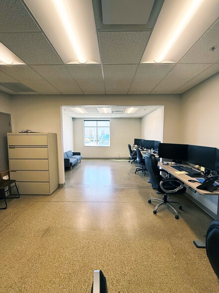 More Photos Of 365-399 Miles Pky, Bartlett Truck Terminal For Lease