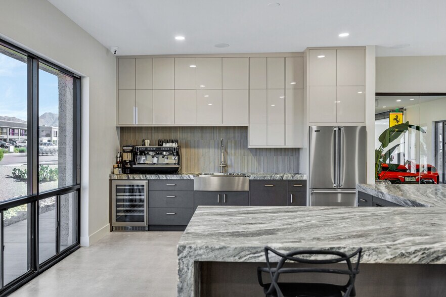 More Photos Of 7807 E Greenway Rd, Scottsdale Showroom For Sale