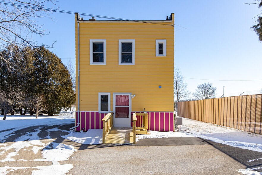 More Photos Of 501 S Douglas St, Appleton General Retail For Sale