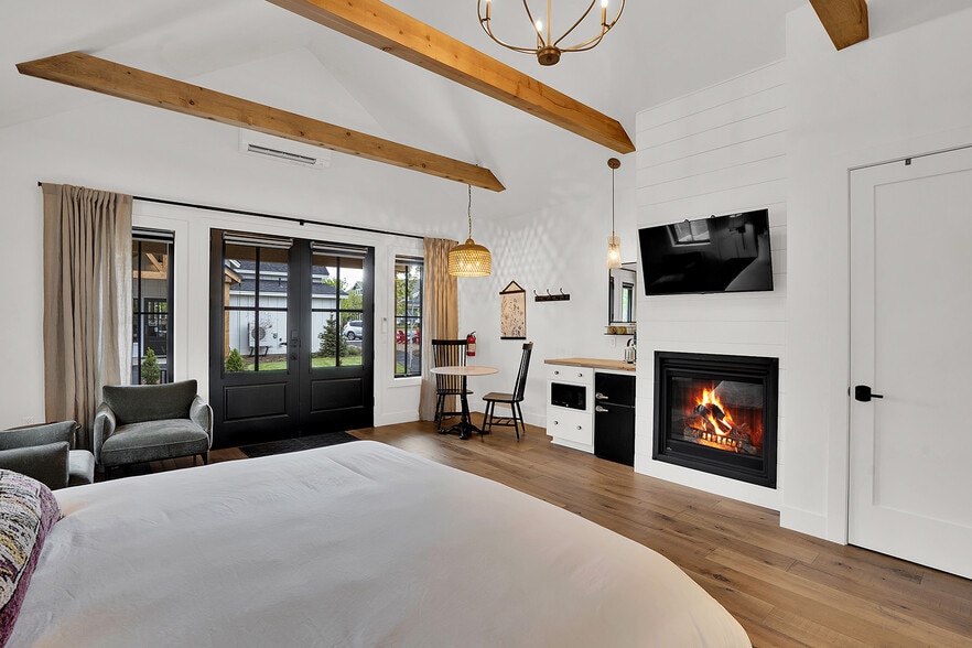 More Photos Of 560 E Main Ave, Sisters Hotel For Sale