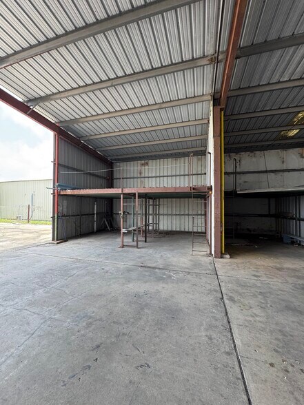 More Photos Of 2038 Saratoga Blvd, Corpus Christi Warehouse For Lease