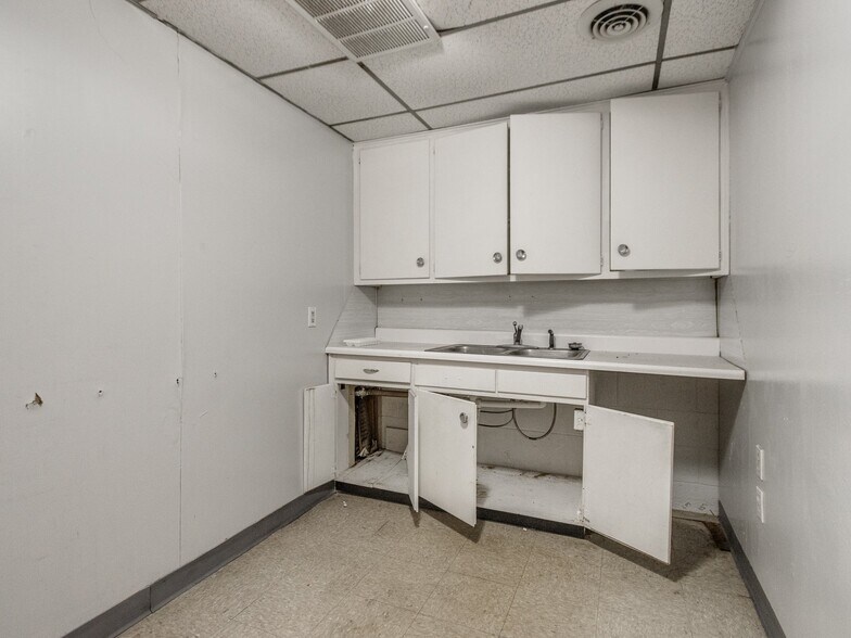 More Photos Of 5835 S Pennsylvania Ave, Oklahoma City Medical For Sale