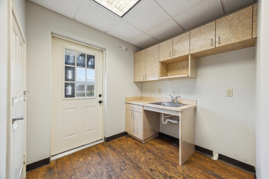 More Photos Of 1501 N Amburn Rd, Texas City Medical For Sale