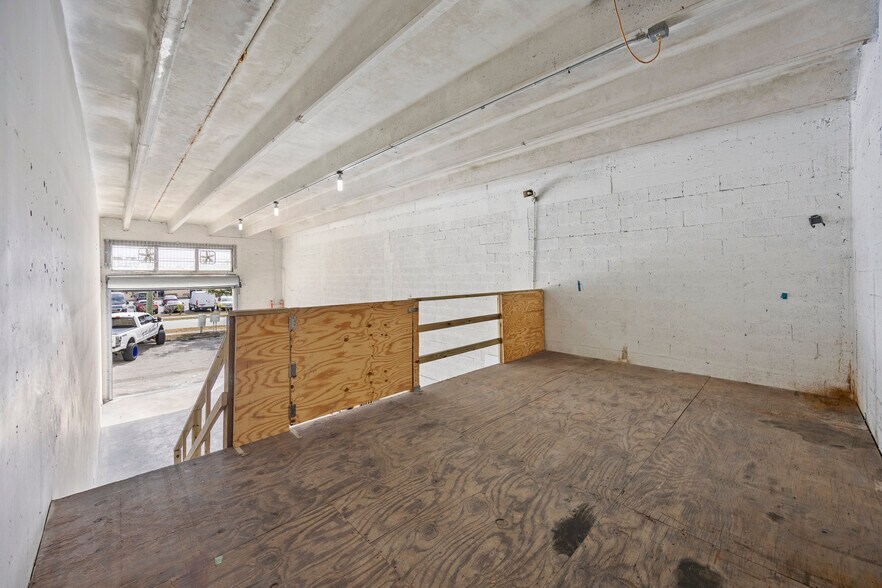 More Photos Of 1310 S Killian Dr, West Palm Beach Warehouse For Sale