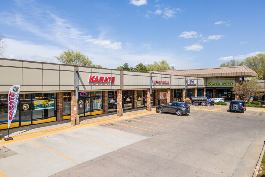 More Photos Of 1960-1984 Grand Ave, West Des Moines Unknown For Lease