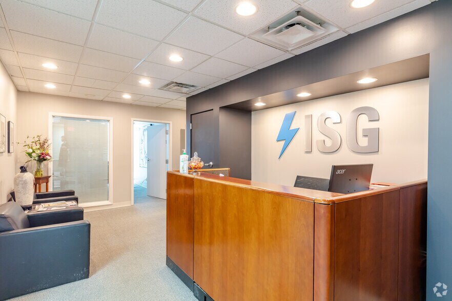 More Photos Of 799 Roosevelt Rd, Glen Ellyn Office For Lease