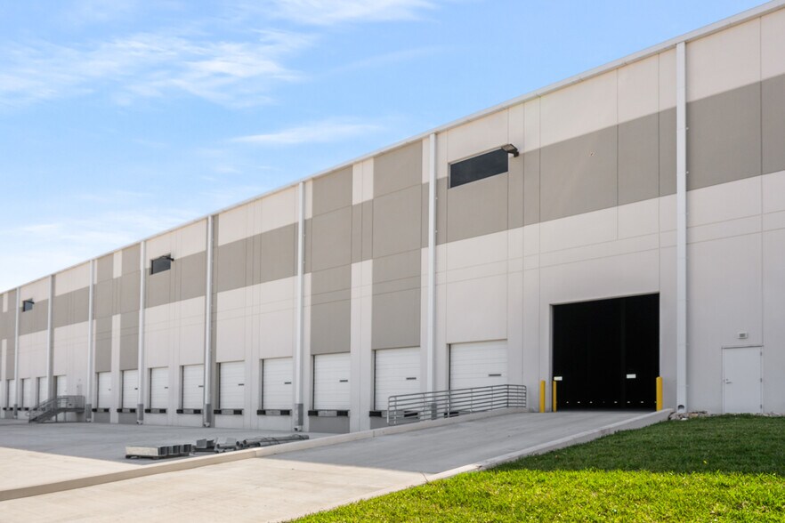 More Photos Of 5001 Crossroads Pky, Fort Pierce Warehouse For Lease
