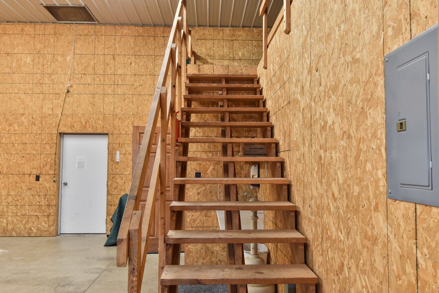 More Photos Of 1311 N Division St, Pontiac Warehouse For Sale