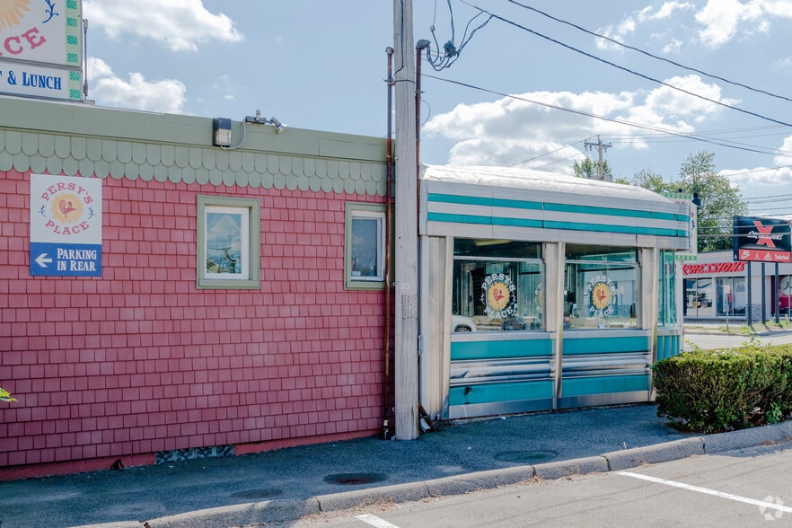 More Photos Of 140 Newport Ave, East Providence Restaurant For Lease
