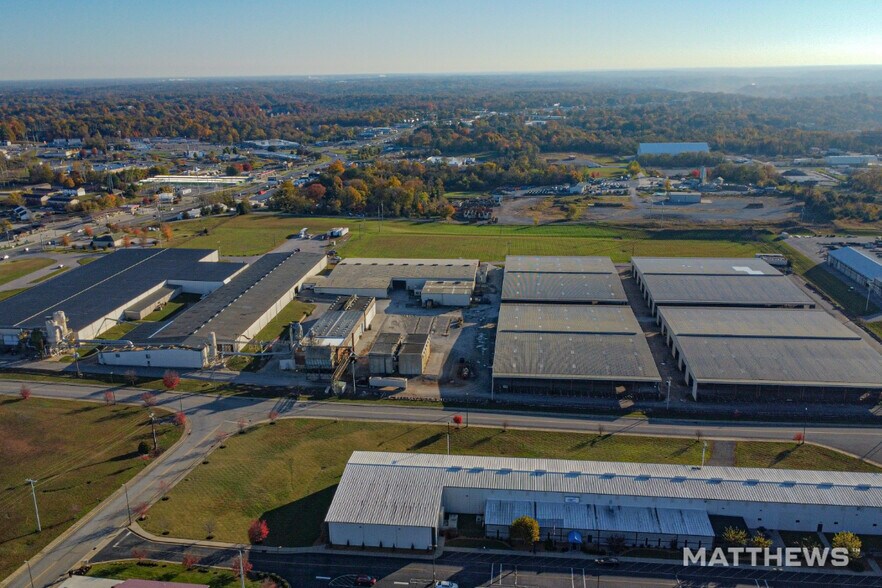 More Photos Of 310 Dover Rd, Clarksville Distribution For Lease