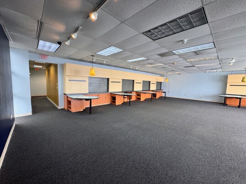More Photos Of 4371 Venture Dr, Peru Office For Lease