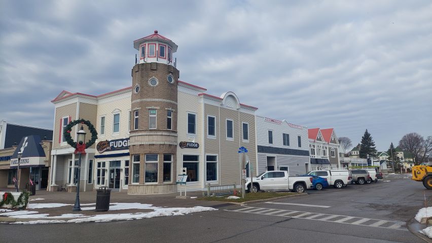 Primary Photo Of 325 E Central Ave, Mackinaw City Storefront For Lease