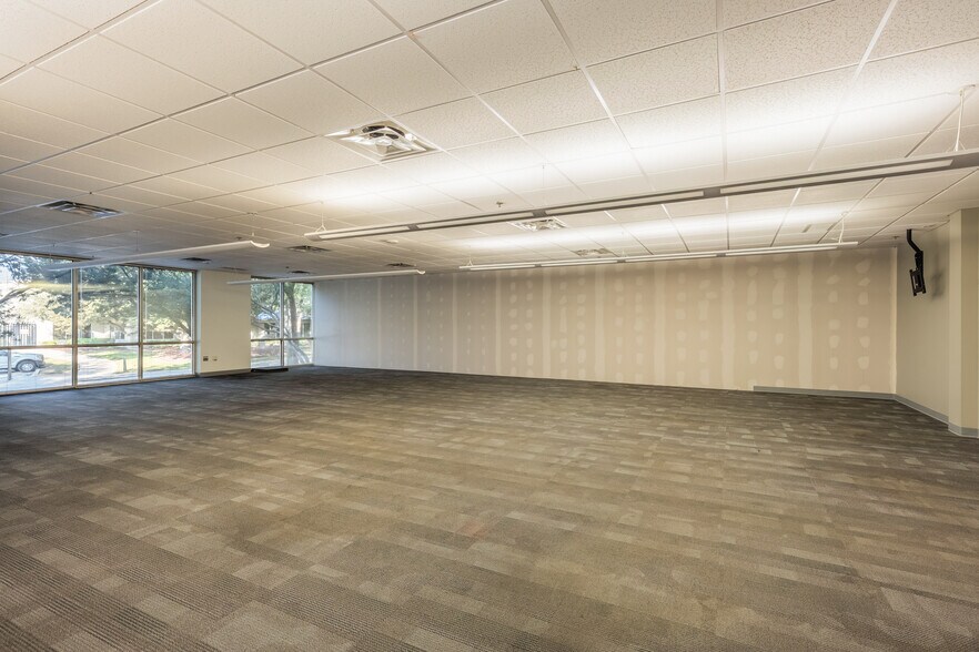 More Photos Of 5555 Northwest Pky, San Antonio Office For Lease