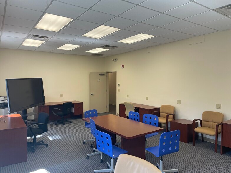 More Photos Of 3644-3664 Edwards Rd, Cincinnati General Retail For Lease